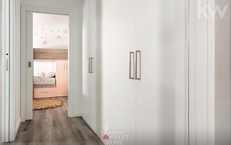 Closet shared between two suites (4.9 m2)