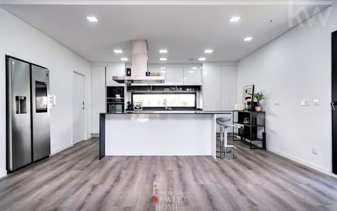 Cozinha ampla (14,8 m2) aberta para a sala