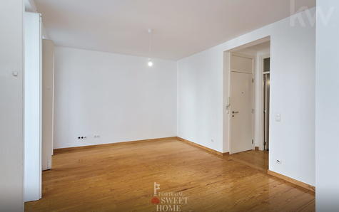 Large (24 m2) and bright room