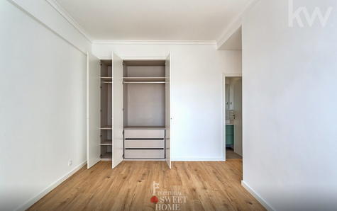 View of the suite (16.12 m2) with closets