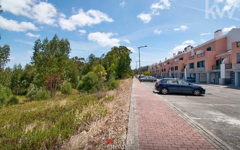 Vue du terrain sur la rue C à côté du quartier résidentiel