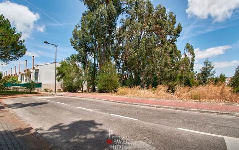 Vue du terrain sur la rue C à côté du quartier résidentiel