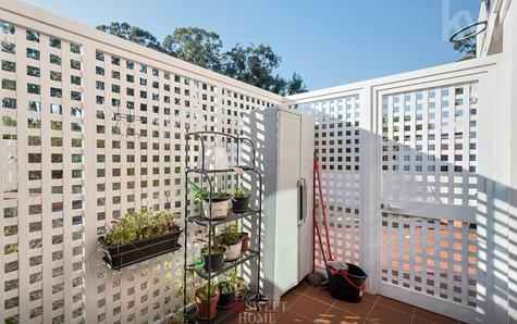 Terrace (14 m²) integrated into a large patio with garden (56 m²)