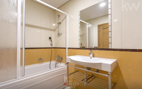 Full bathroom on the lower floor (4.7 m2)