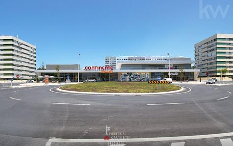 Bom Dia Continente Supermarket roundabout 