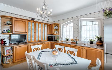 Kitchen with pantry, fully equipped