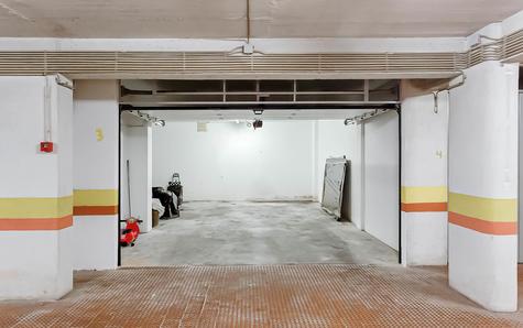 Closed garage with 39 m2