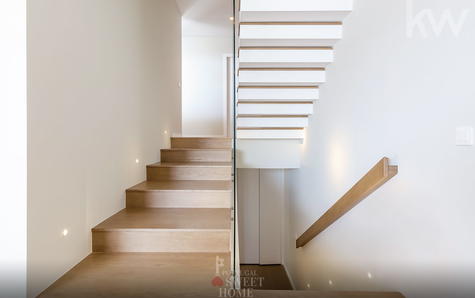 Escada de acesso entre pisos