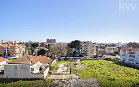 Unobscured view from the balcony of the rooms (3 m²) over the village of Oeiras