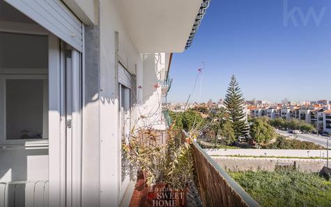 Unobscured view from the balcony of the rooms (3 m²) over the village of Oeiras