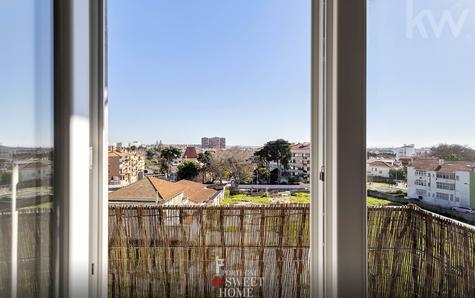 Unobscured view from the balcony of the rooms (3 m²) over the village of Oeiras