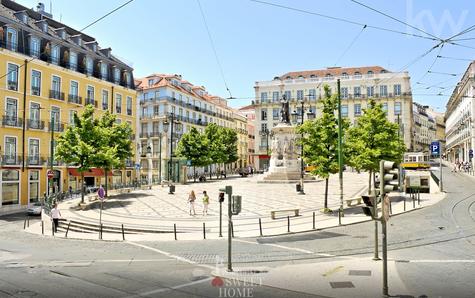 Praça Luís Camões, a 450m a pé