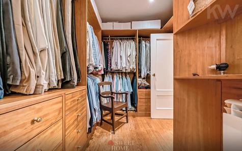 One of the master suite's closets (6.5 m²)