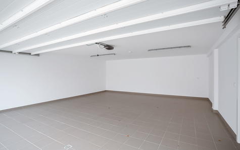 Garage (48.7 m2) with space for 3 cars