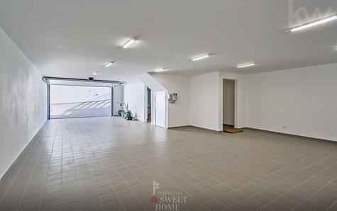 Garagem ampla (80 m²) para 3 ou 4 viaturas;