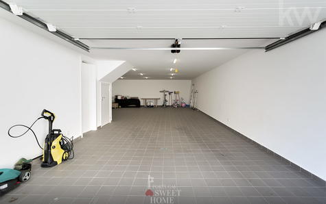 Large garage (80 m²) for 3 or 4 cars