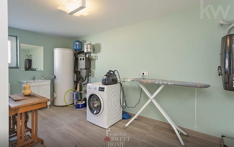 Annex with natural light in the basement (12.85 m²). Can be used as laundry, storage or small bedroom