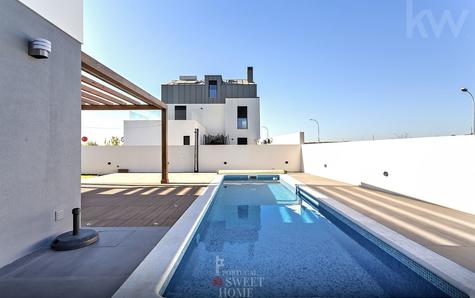 Swimming pool with 8m x 2.5m