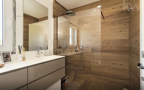 Bathroom (2nd floor) with 4.73 m² and natural light;