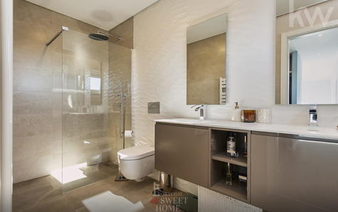 Bathroom (5.43 m²) complete in the Master Suite (2nd floor)