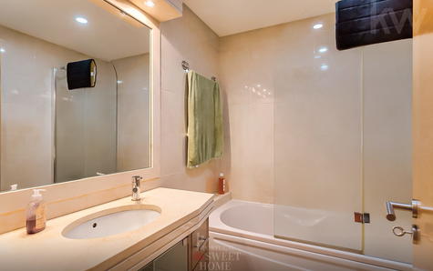 Shared bathroom (3.9 m2) with bathtub