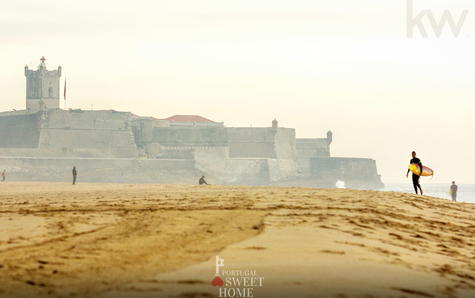 Surrounding: Carcavelos Beach