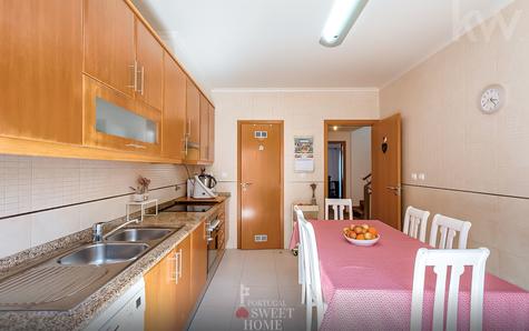 Cozinha (13,7 m²) equipada com placa, fogão e exaustor