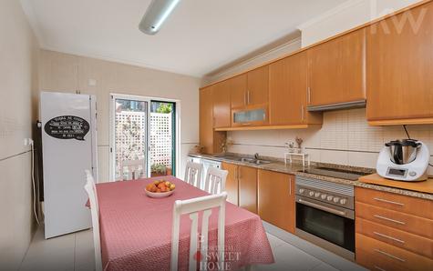 Cozinha (13,7 m²) equipada com placa, fogão e exaustor