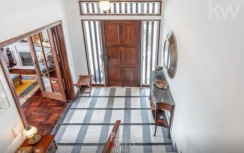 Entrance hall (6.35 m²) with marble floor