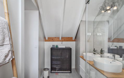 Suite bathroom, with natural light