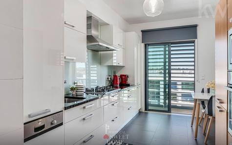 Equipped kitchen with 12.10 m2