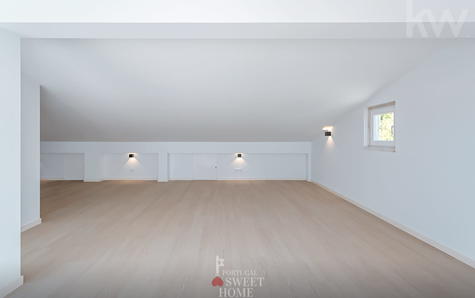 Large room (50 m2) in the attic, which can be used as a large suite or lounge