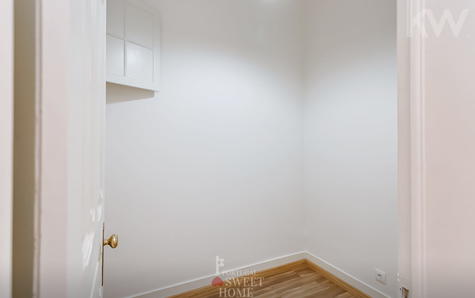 Small room that can serve as an office, closet, etc.
