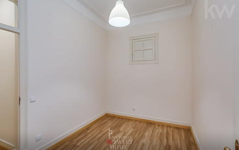 Quarto (8,7 m2) com uma pequena janela que se pode abrir para a sala.