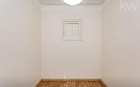 Quarto (8,7 m2) com uma pequena janela que se pode abrir para a sala.