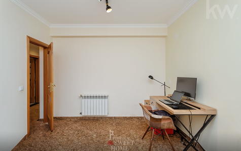 Chambre (12 m2) ou bureau au rez-de-chaussée