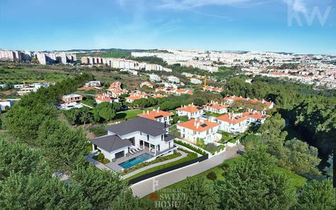 Vista aérea da moradia e da zona envolvente, no Oeiras Golg & Residence
