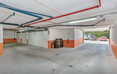 Garage with space located on the floor with direct access to the street