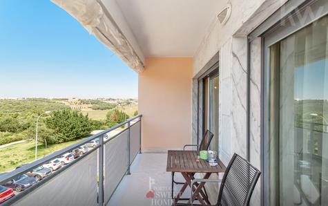 Balcony (7.15 m²) with open views of the sea and the Oeiras Agricultural Station