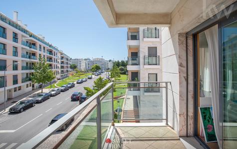 Balcony (7.15 m²) with open views of the sea and the Oeiras Agricultural Station