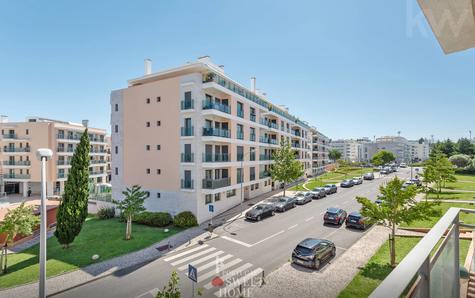 Balcony (7.15 m²) with open views of the sea and the Oeiras Agricultural Station