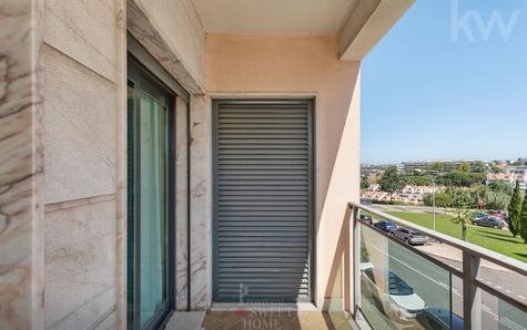 Balcony (7.15 m²) with open views of the sea and the Oeiras Agricultural Station