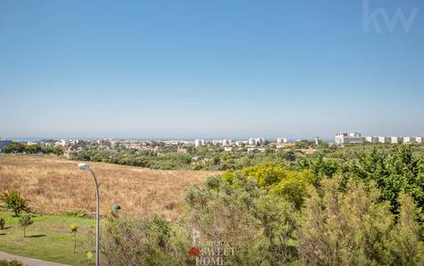 Balcony (5.45 m²) with open views of the Terraços do Marquês