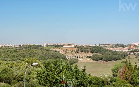 Balcony (5.45 m²) with open views of the Terraços do Marquês