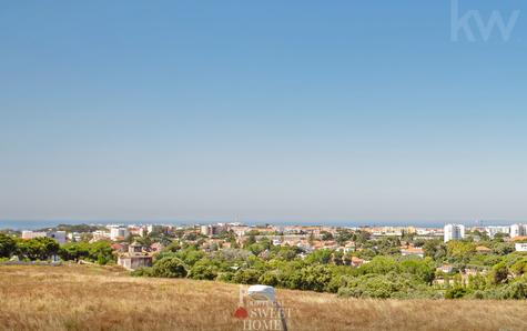 Balcony (5.45 m²) with open views of the Terraços do Marquês