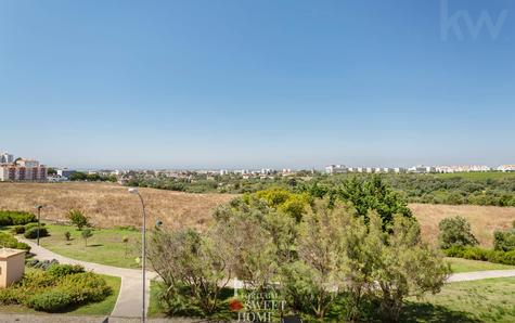 Varanda (7,15 m²) com vista desafogada para o mar e a Estação Agronómica de Oeiras