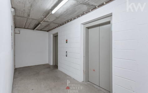 Ascenseurs desservant les 4 étages.