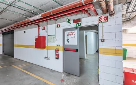 Escadas de acesso pedonal aos 4 pisos