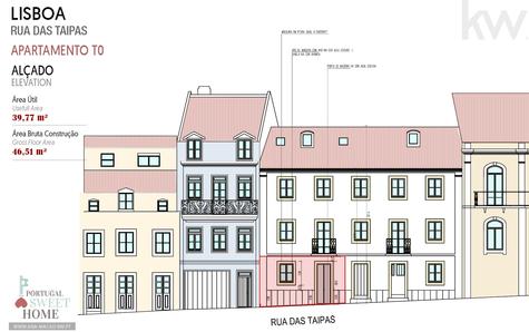 Façade avant du bâtiment et de la propriété au rez-de-chaussée à rénover