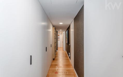 Couloir d'accès à la chambre bordé de placards.